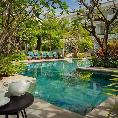 Eightfold Urban Resort Siem Reap Exterior foto The swimming pool at the hotel