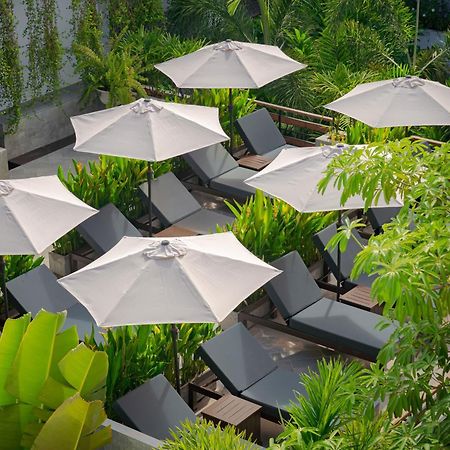 Eightfold Urban Resort Siem Reap Exterior foto The pool at the hotel