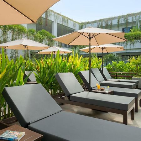Eightfold Urban Resort Siem Reap Exterior foto Pool Deck