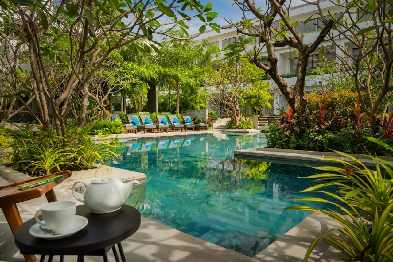 Eightfold Urban Resort Siem Reap Exterior foto The swimming pool at the hotel