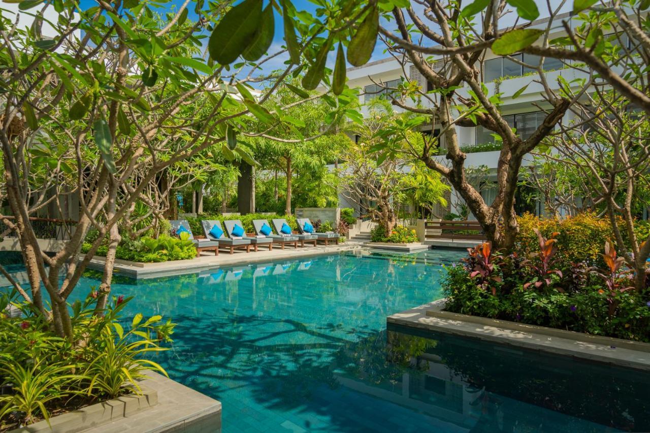 Eightfold Urban Resort Siem Reap Exterior foto The pool at the hotel