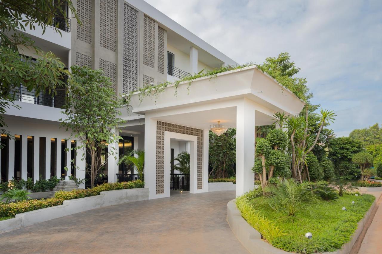 Eightfold Urban Resort Siem Reap Exterior foto The hotel's entrance