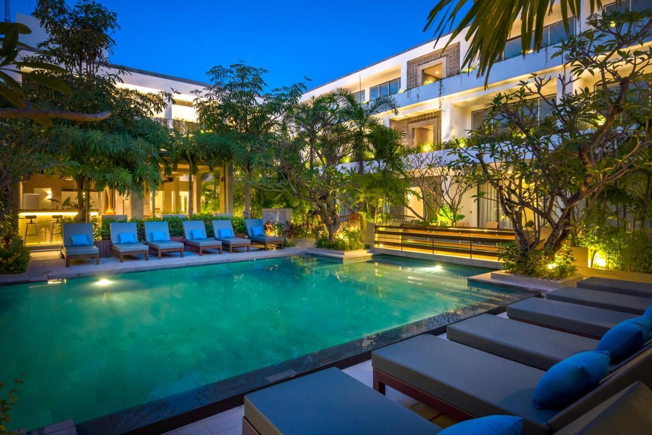 Eightfold Urban Resort Siem Reap Exterior foto The hotel's pool