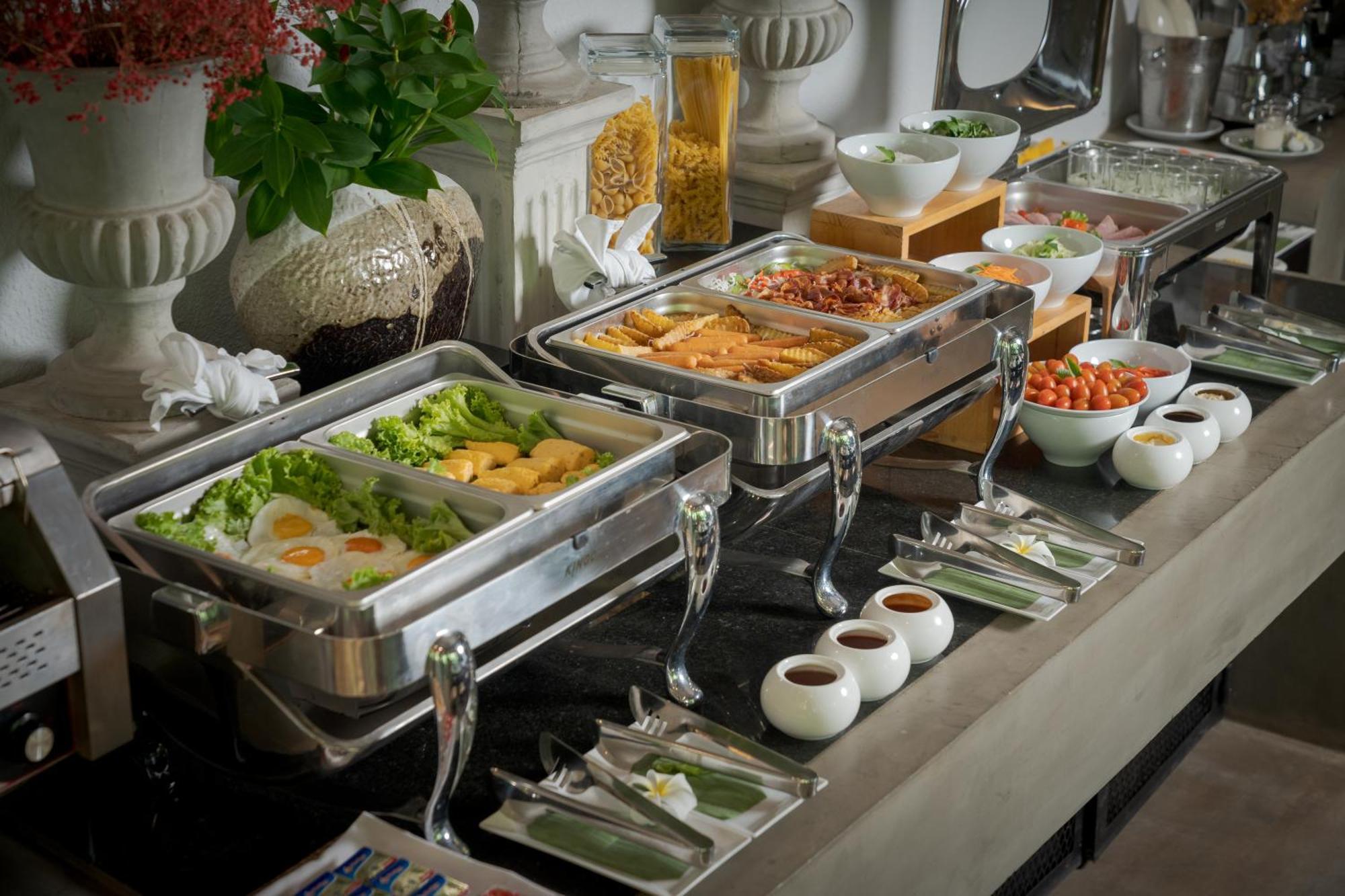 Eightfold Urban Resort Siem Reap Exterior foto A buffet at a hotel