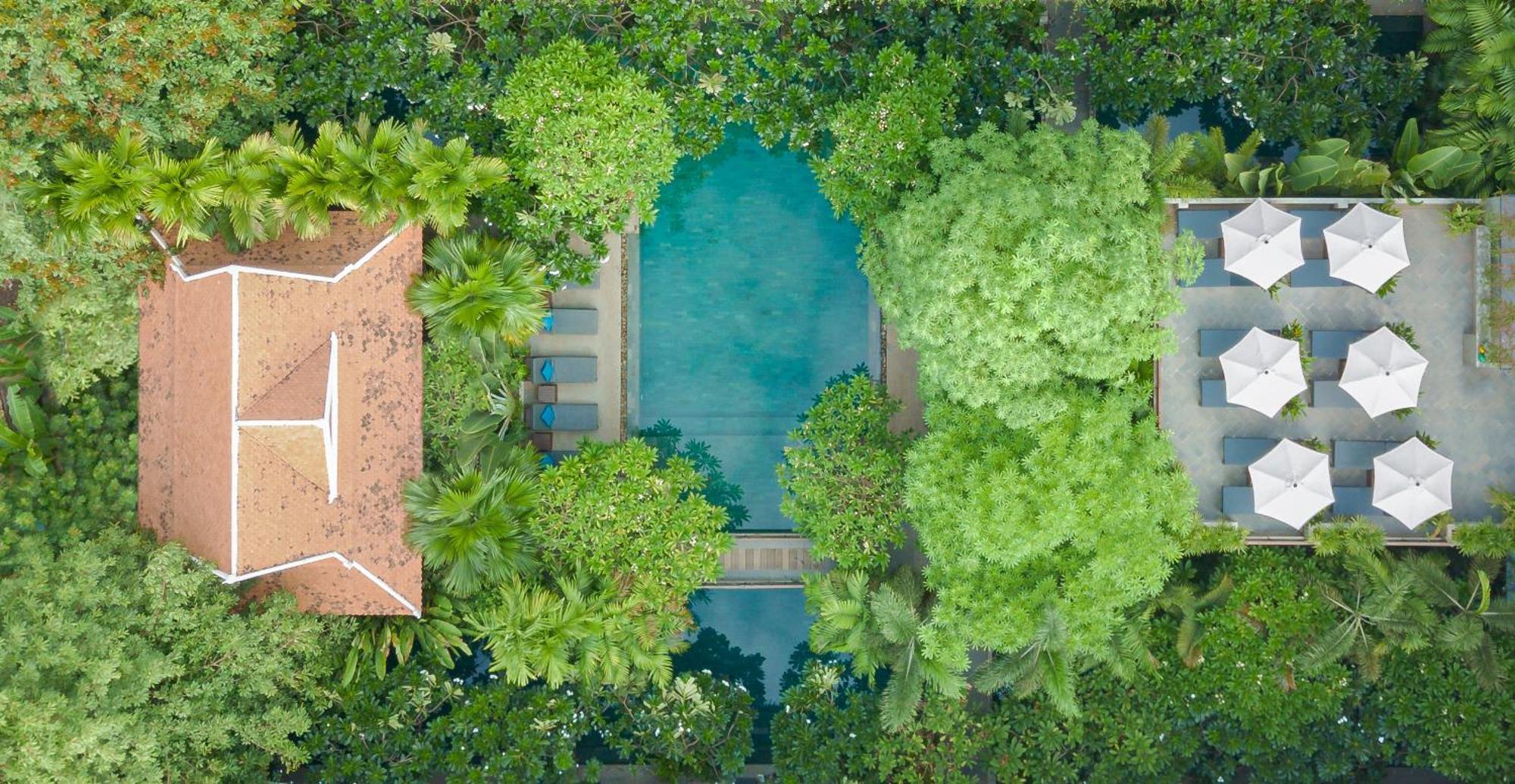 Eightfold Urban Resort Siem Reap Exterior foto Aerial view of the pool at the hotel