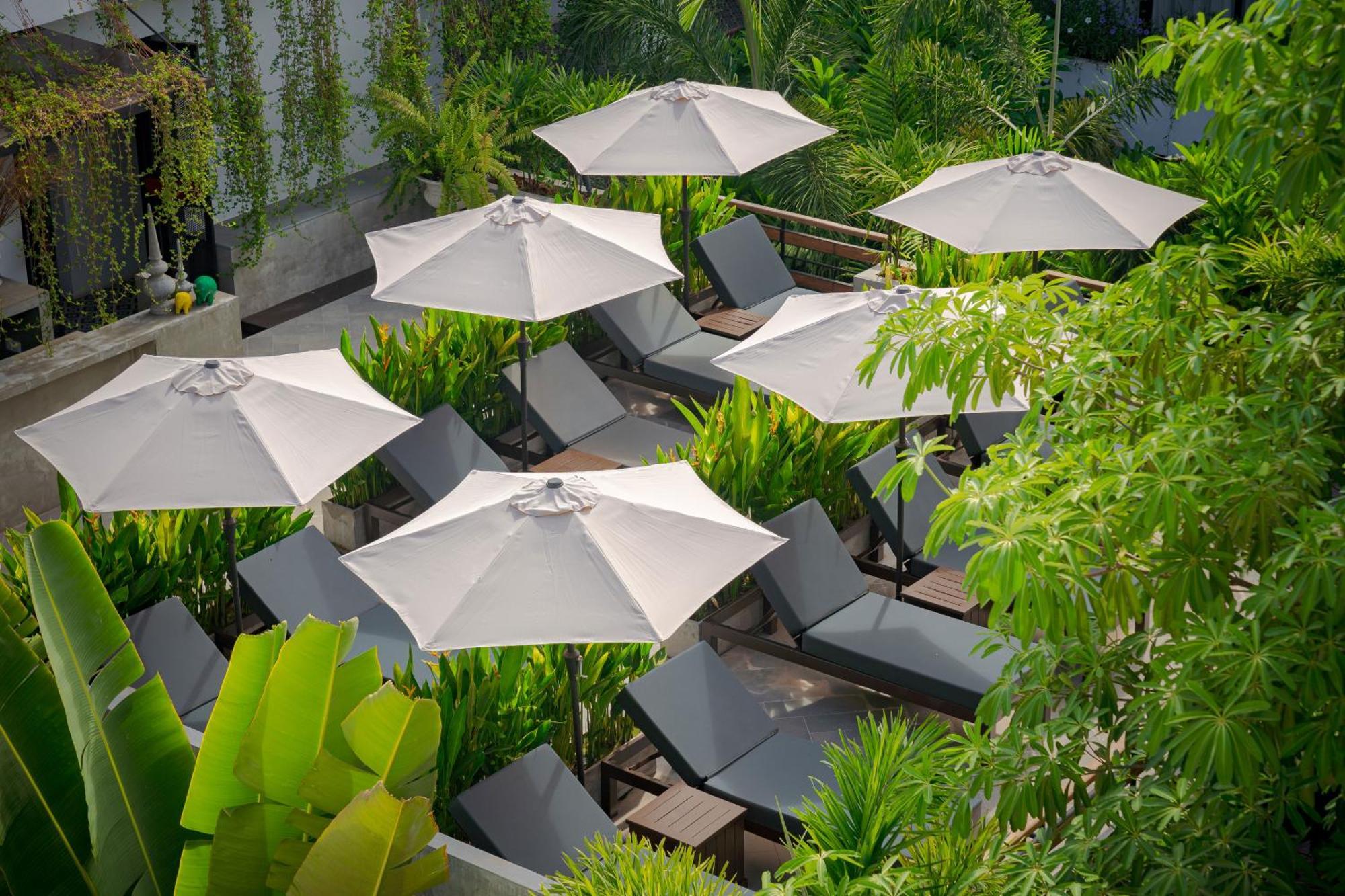 Eightfold Urban Resort Siem Reap Exterior foto The pool at the hotel