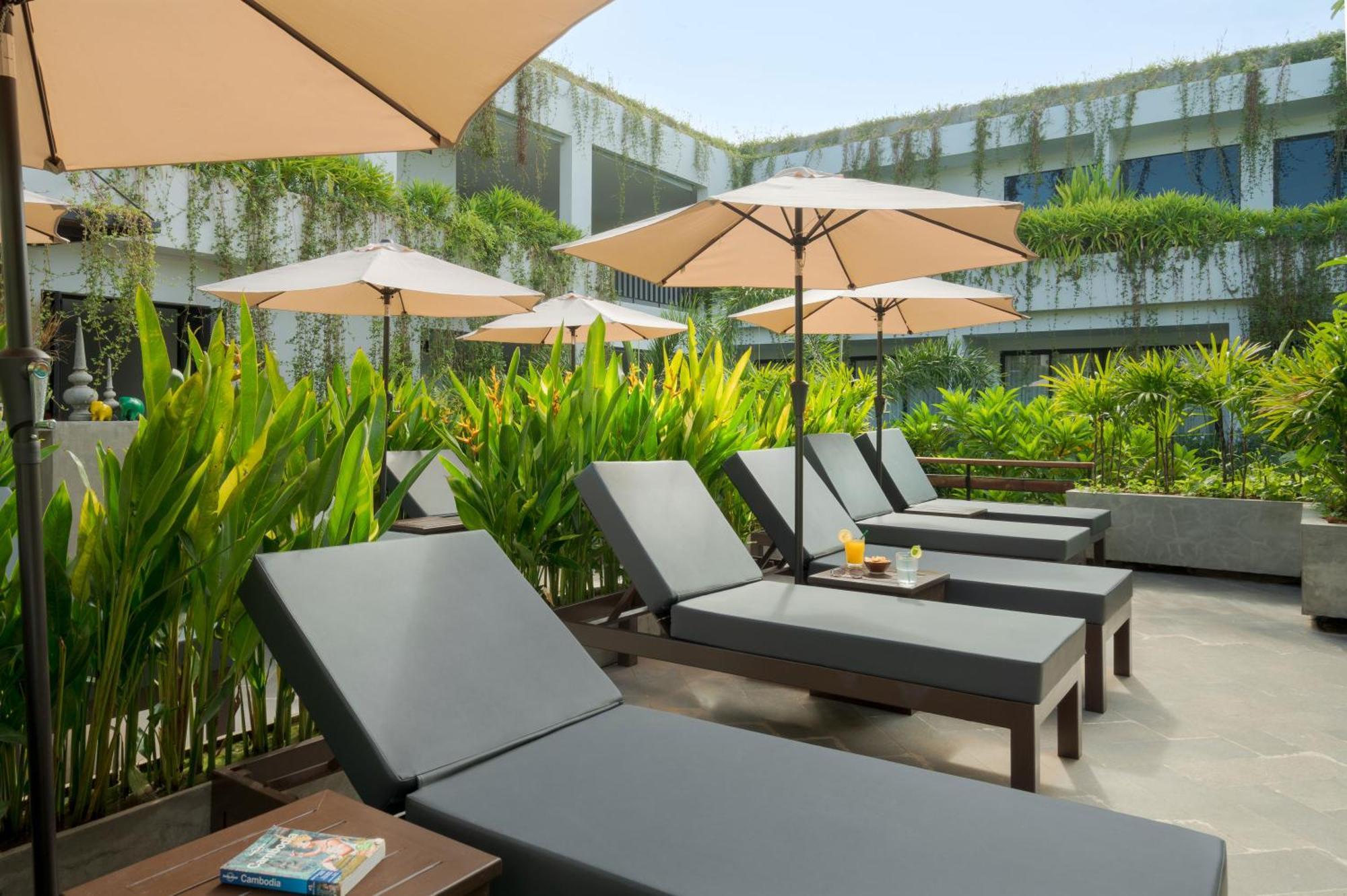 Eightfold Urban Resort Siem Reap Exterior foto Pool Deck